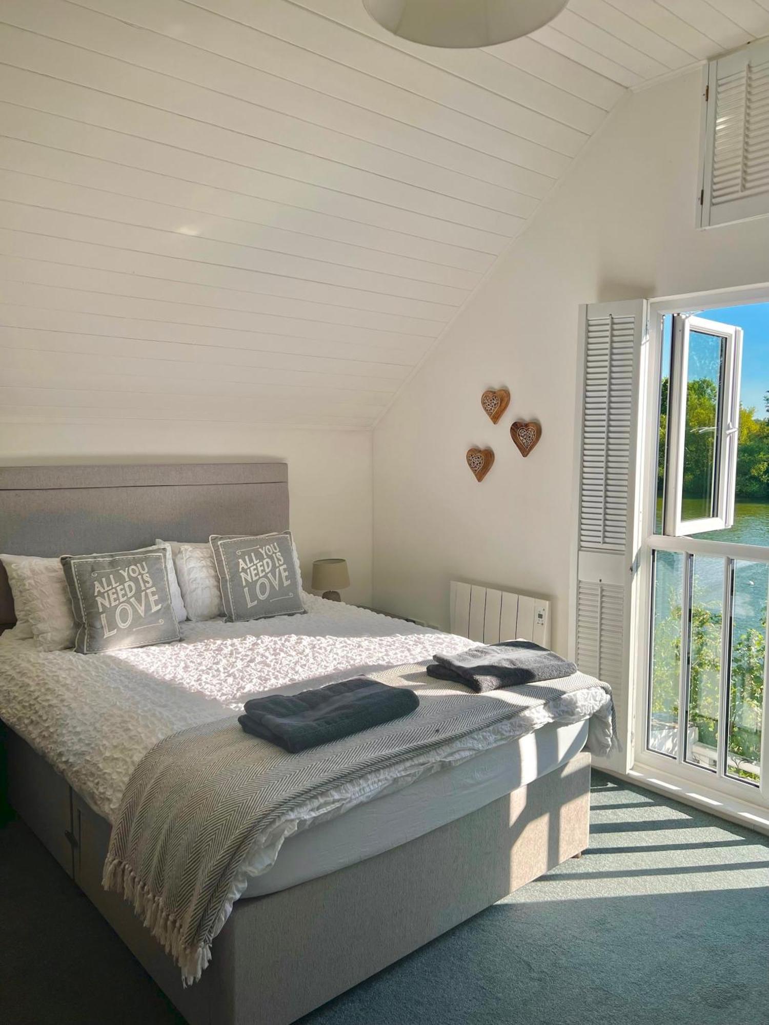 Nola Lodge Cirencester Bagian luar foto